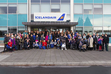 25 fjölskyldur fengu ferðastyrk Vildarbarna Icelandair í gær, fyrsta vetrardag
