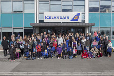 25 fjölskyldur fengu ferðastyrk Vildarbarna Icelandair í dag, sumardaginn fyrsta 